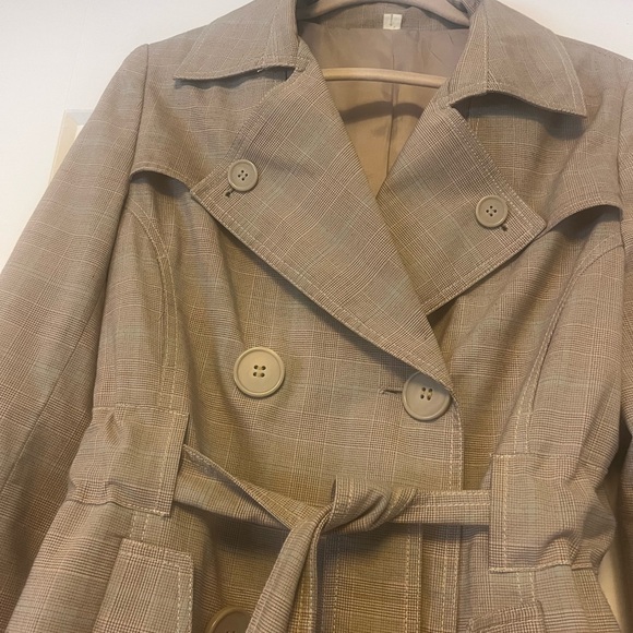 Vintage Beige Trench Coat - Picture 2 of 6